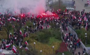 Tłum uczestników Marszu Niepodległości 2017 na Rondzie Dmowskiego
