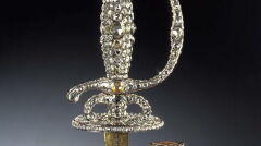 Jeden z przedmiotów skradzionych ze skarbca.jpg