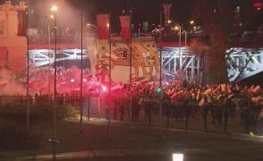 Uczestnicy marszu narodowców schodzą z mostu Poniatowskiego na Wybrzeże Szczecińskie